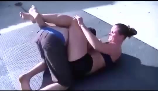 Jiu Jitsu Babe overpowers man 