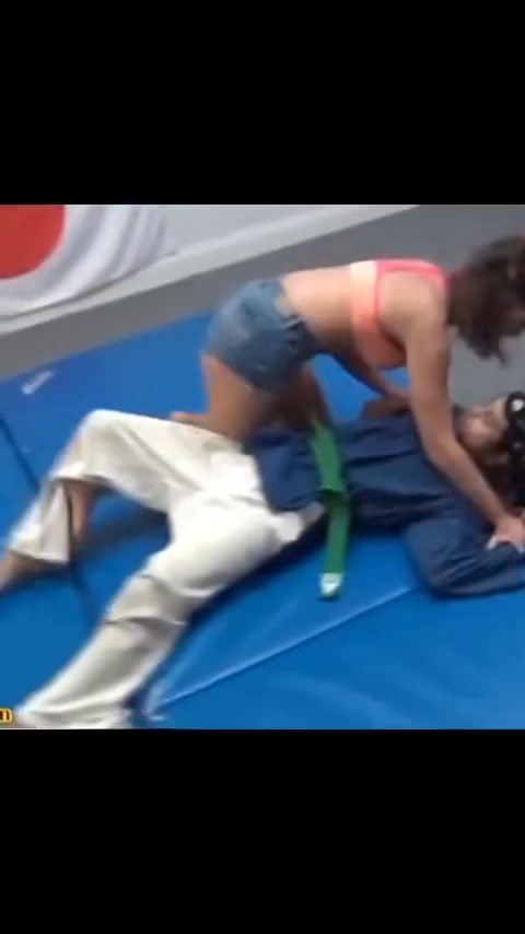 GG - Hot girl beats jiu jitsu guy 
